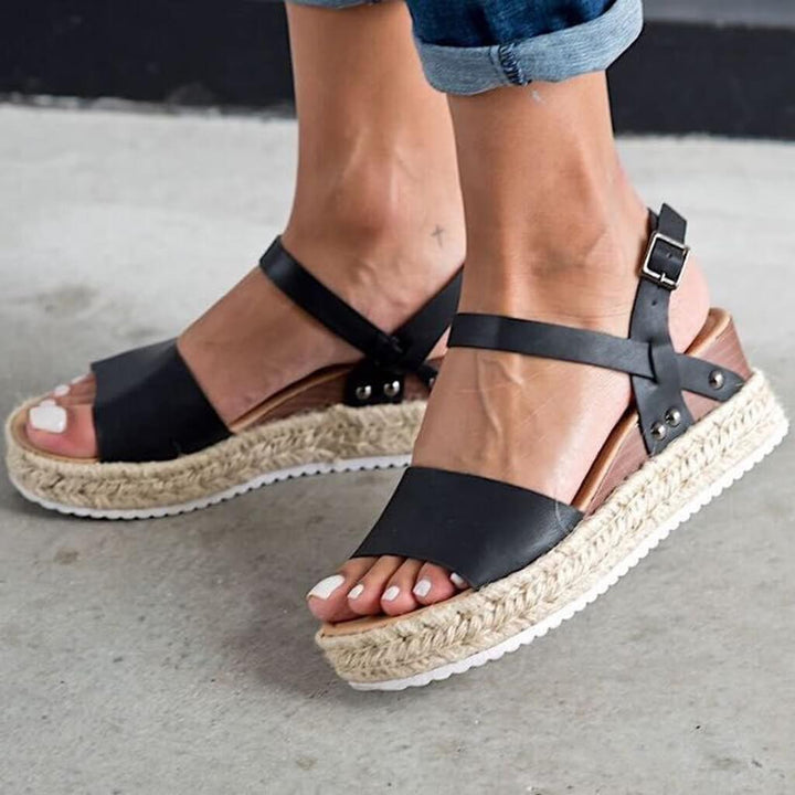Brunt fauxmocka kilklackssandaler med rustik espadrillosdetalj, sommarskor.