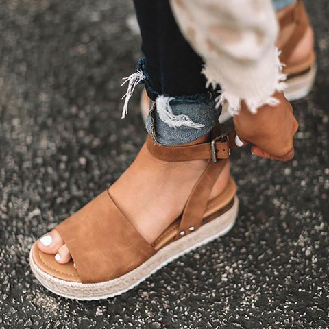 Rosa kilklackssandaler med platå, perfekta för en feminin sommarlook.
