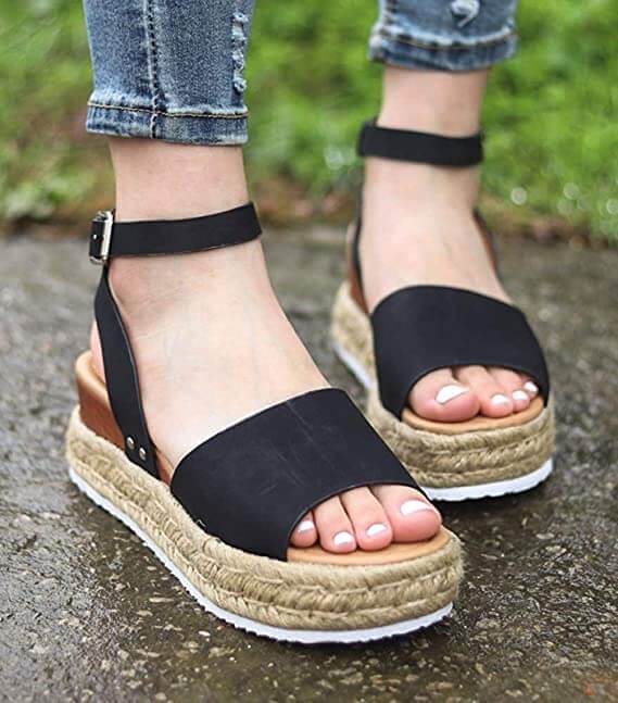 Närbild av textur på fauxmocka och vävd espadrillos på kilklackssandal.