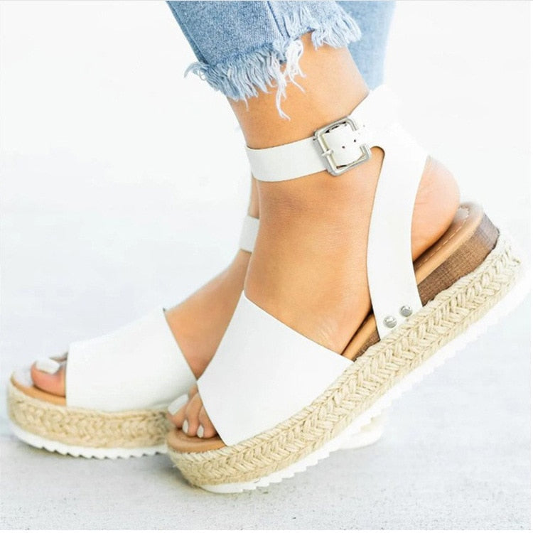 Pastellrosa kilklackssandaler med espadrilloskant, snygga damskor sommarsäsong.