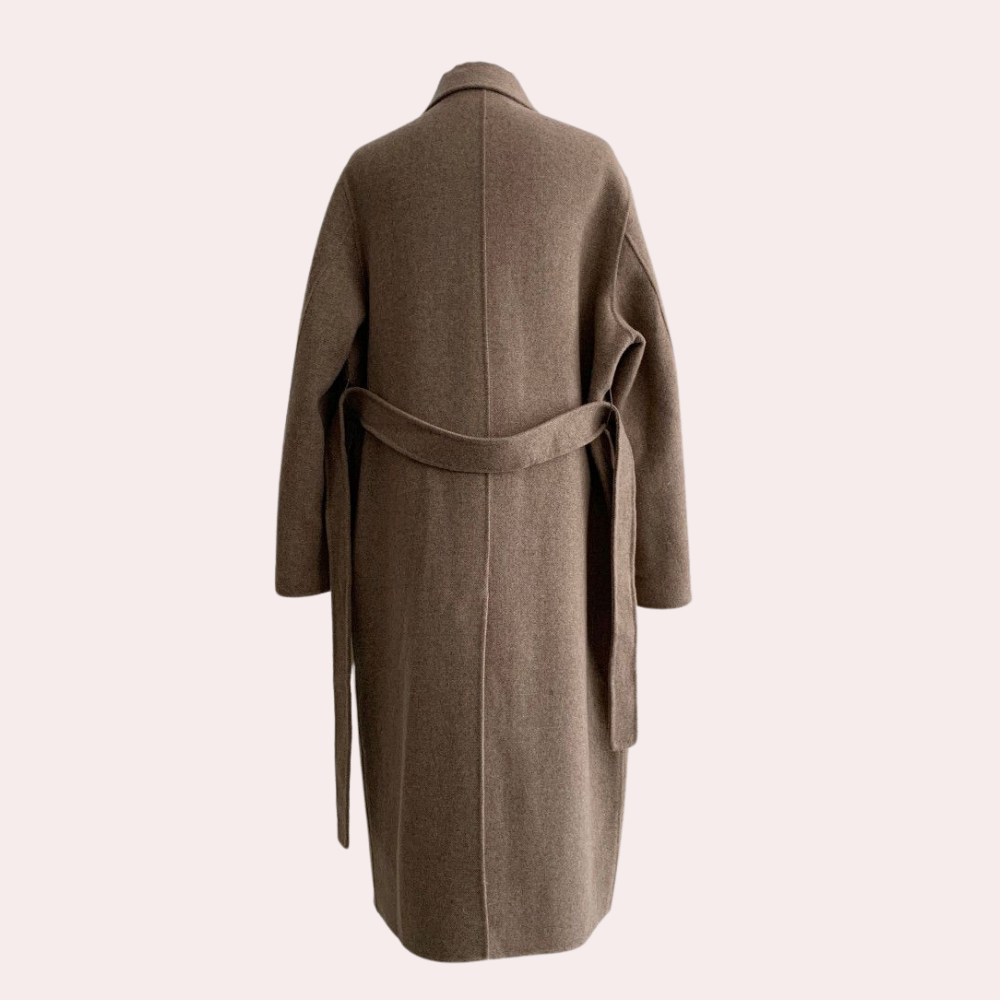 Elegant brun/beige vinterkappa för dam, perfekt som värmande ytterplagg i klassisk, dubbelknäppt stil.