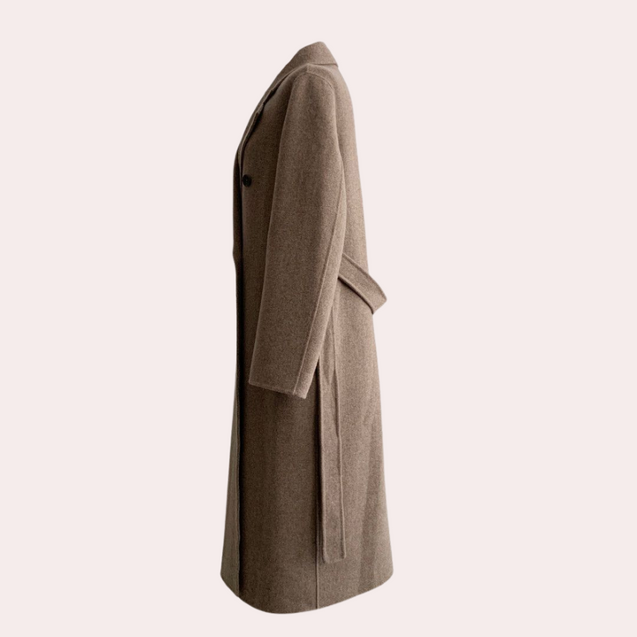 Tidlös kvinnors modekappa, dubbelknäppt och klassisk beige. Elegant ytterplagg som håller dig varm om vintern.