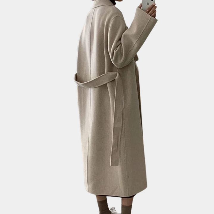 Vacker kvinnors vinterkappa, dubbelknäppt i beige, med tidlös design. En klassisk och elegant modekappa.