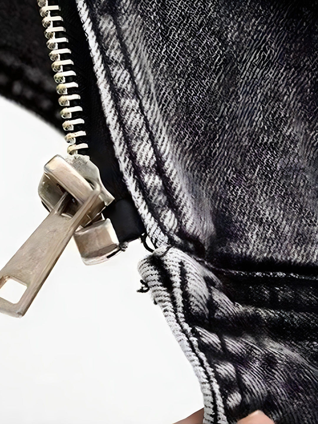 Stilren dam jeansväst med silverknappar och fickor, tillverkad i tålig blå denim.