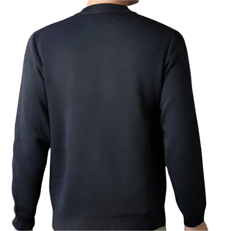 Kabelstickad crewneck herrtröja. Mjuk, bekväm och elegant, en klassisk stil för höst och vinter.
