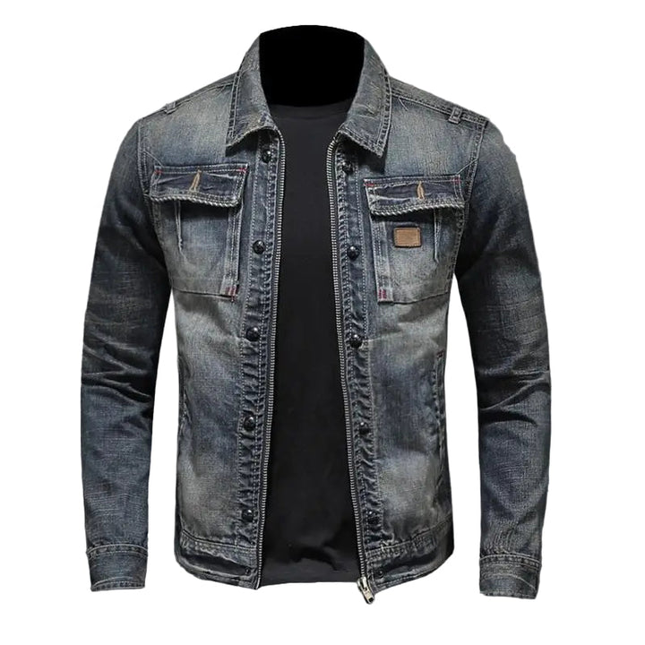 Klassisk dam retro denimjacka i vintage stil. Perfekt vårjacka för en avslappnad och trendig look.