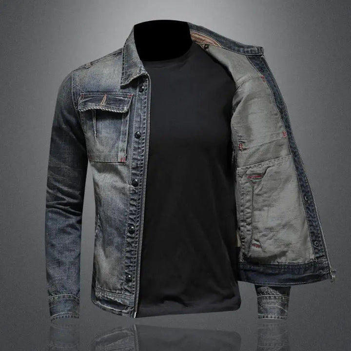 Stilren dam denimjacka för höst och vår. Tidlös retrojacka med bekväm passform för kvinnor.