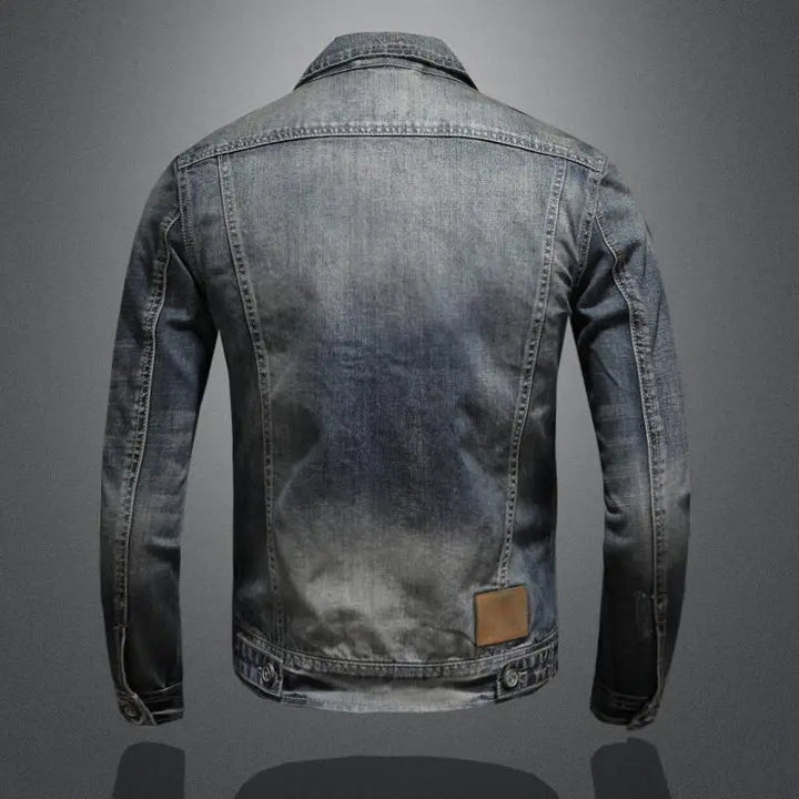 Bekväm dam retro denimjacka i mjukt jeanstyg. En klassisk jacka som kompletterar din avslappnade stil.