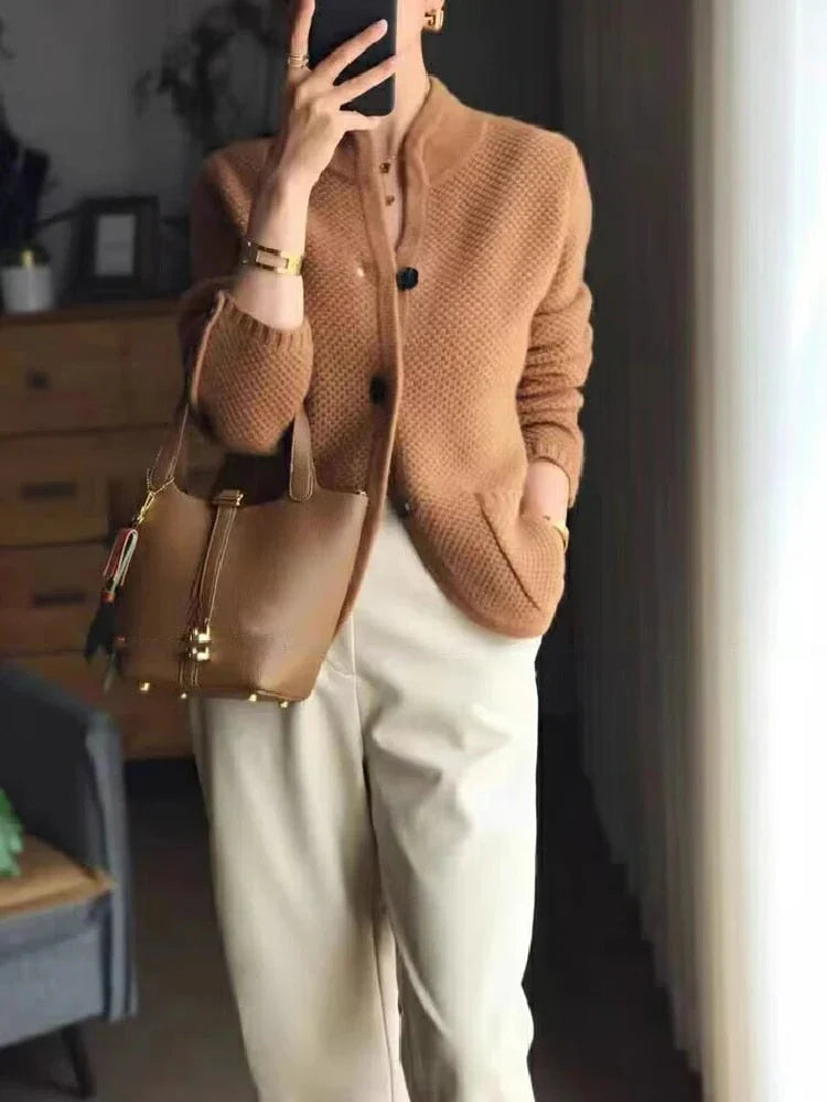 Mjuk beige/grå damkofta med klassisk design, idealisk för höst- och vårmode. Mångsidig vardagsstil.