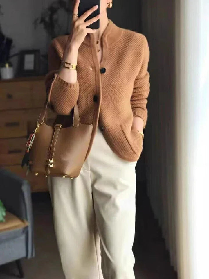 Mjuk beige/grå damkofta med klassisk design, idealisk för höst- och vårmode. Mångsidig vardagsstil.