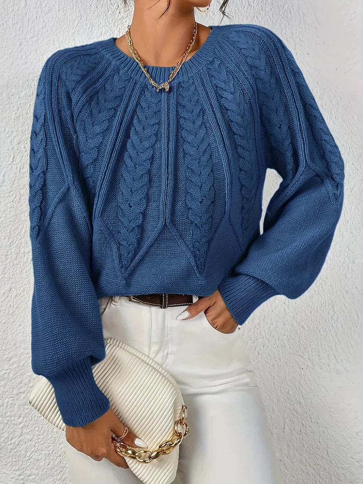 Helkroppsbild av damtröja i klassisk, smickrande design. Tidlös stil för alla säsonger, bekväm & elegant.