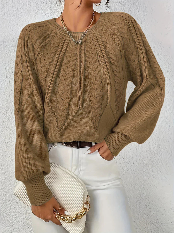 Damtröja i klassisk design, stylad med accessoarer. Tidlös & mångsidig för årtrunt-bruk. Elegant basplagg.