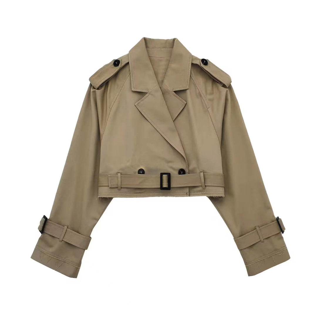 Klassisk damtrenchcoat i beige, elegant ytterplagg med knappar och bälte. Perfekt för höst- och vårmode.