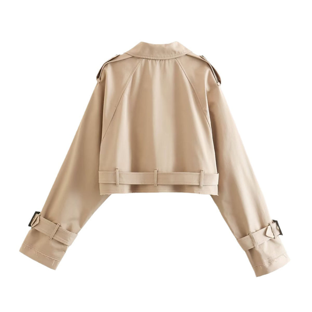 Sida av klassisk damtrenchcoat, figursydd med bälte för en elegant silhuett. Perfekt för alla tillfällen.