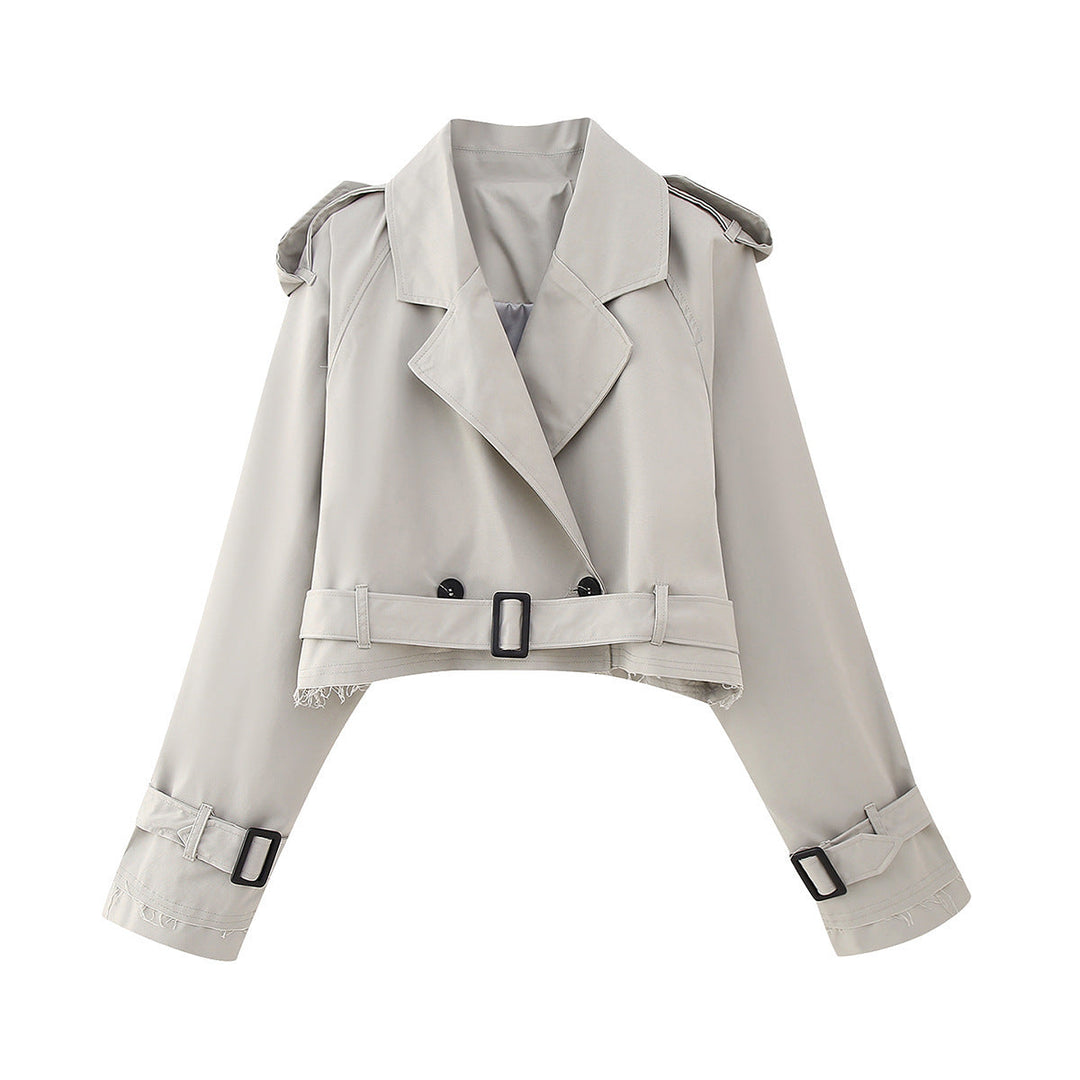 Tidlös damtrenchcoat kombinerad med accessoarer; elegant ytterplagg för regniga dagar och stiliga outfits.
