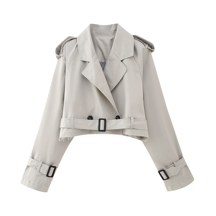 Tidlös damtrenchcoat kombinerad med accessoarer; elegant ytterplagg för regniga dagar och stiliga outfits.