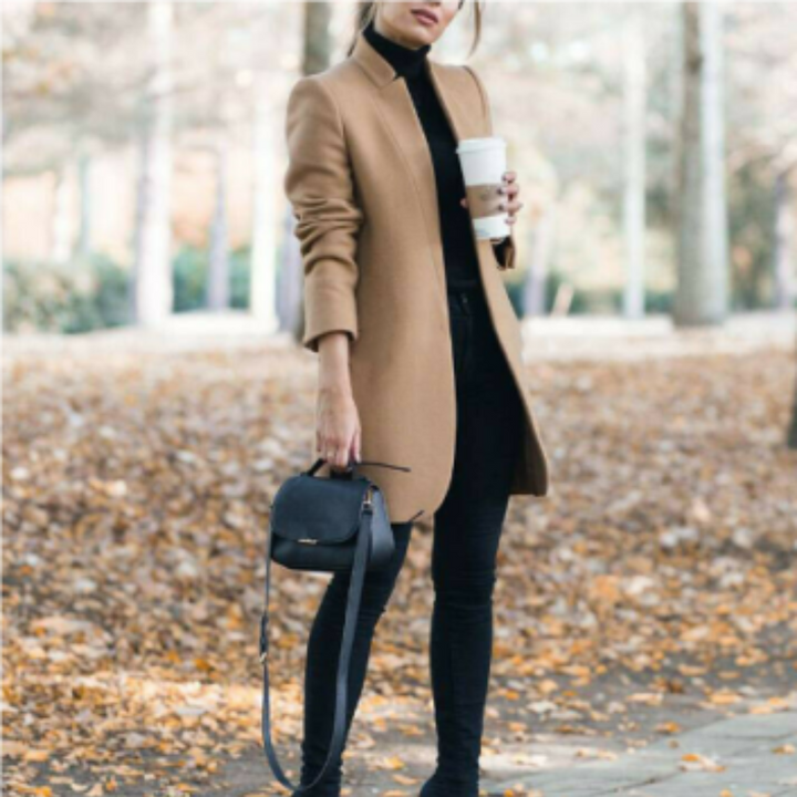Varm svart damkappa med elegant ståkrage. Perfekt för både höst och vinter, stilren design.