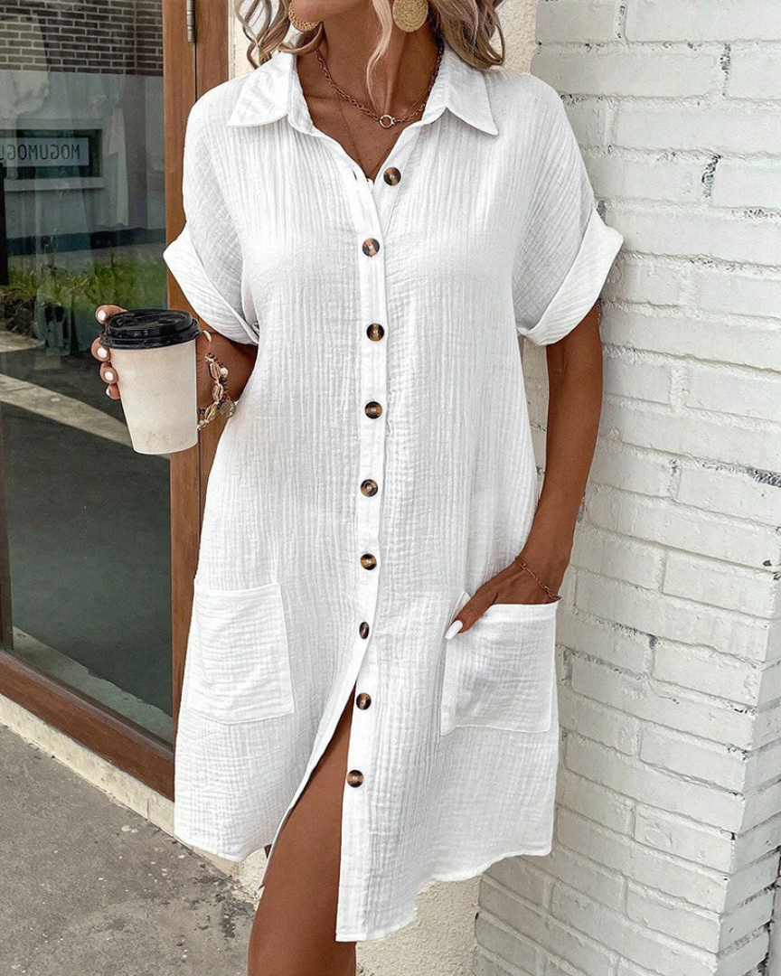 Stilren damklänning i klassisk design. Hemdklänning, perfekt för sommar, finns i flera eleganta färger.