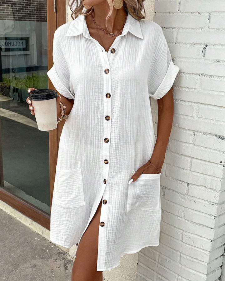 Stilren damklänning i klassisk design. Hemdklänning, perfekt för sommar, finns i flera eleganta färger.