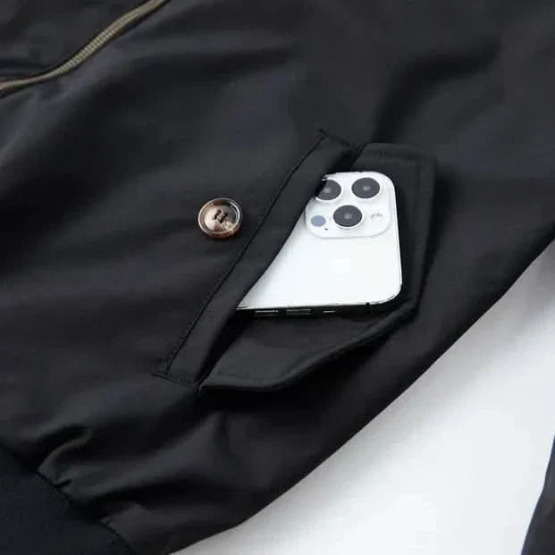 Herrjacka med klassisk bomberdesign och distinkt rutigt foder. En oumbärlig del av garderoben.