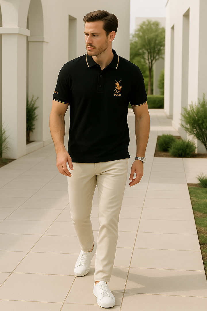 Mångsidig herrpolo, klassisk stil med broderad logotyp. Passar både casual och finare tillfällen.