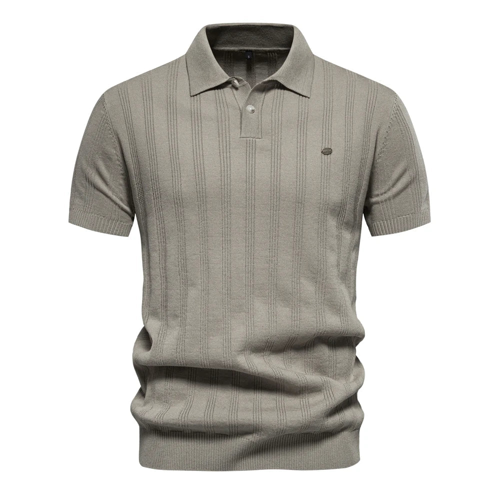 Stilren herr pikétröja i klassisk design med kort ärm. Perfekt sommarstil och bekvämt herrmode.