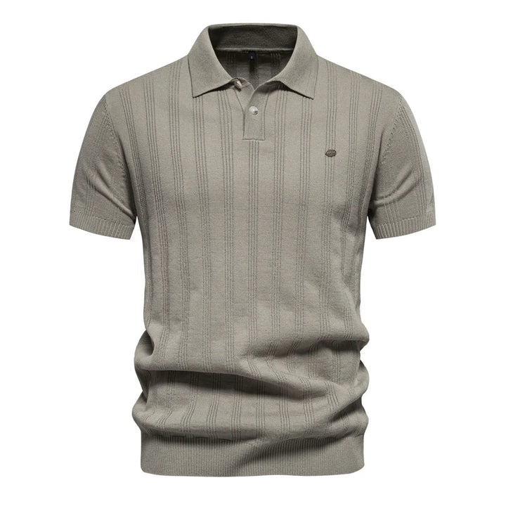 Stilren herr pikétröja i klassisk design med kort ärm. Perfekt sommarstil och bekvämt herrmode.
