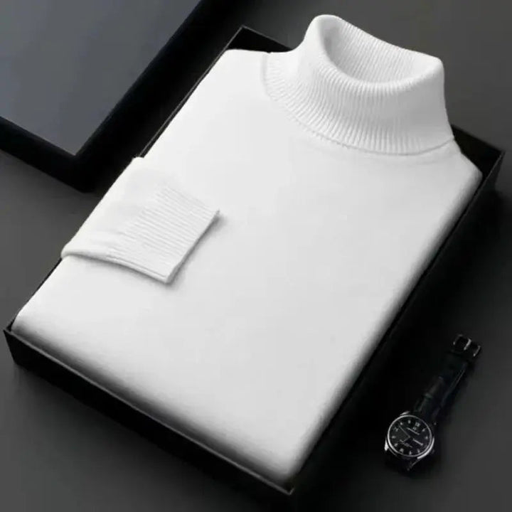 Varm stickad herrtröja med turtleneck, perfekt för vintermode & komfort.