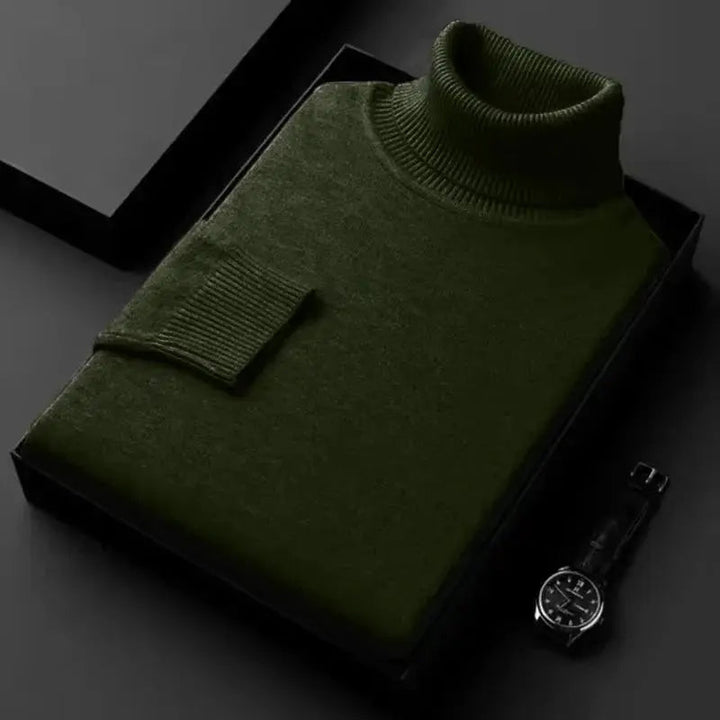 Herr i stilren turtleneck tröja, elegant vinterplagg för vardag & formellt.