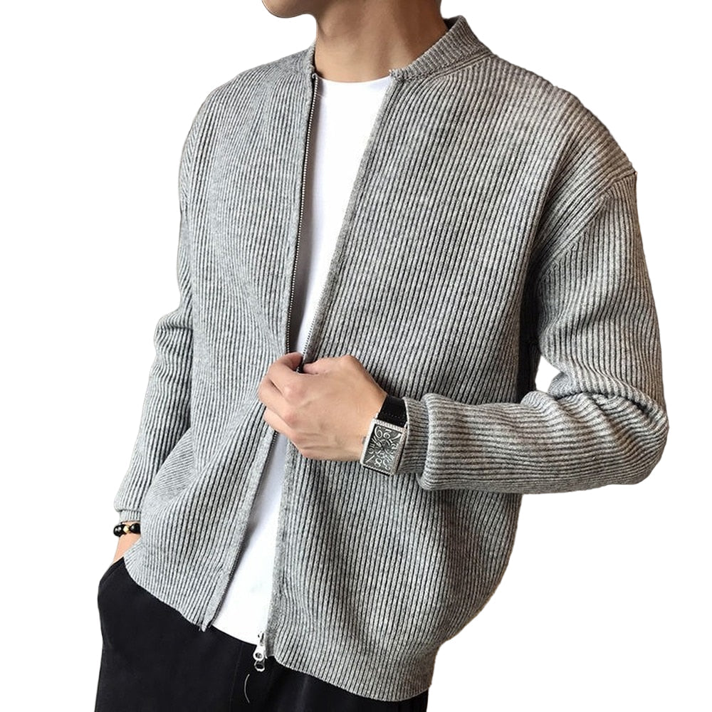 Klassisk herrcardigan med dragkedja i stilren design, perfekt för lager på lager och vardagsstil.