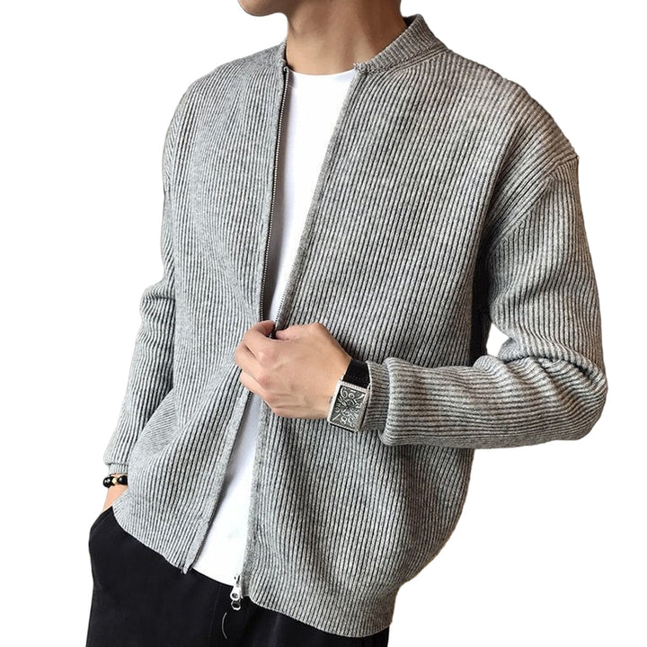Klassisk herrcardigan med dragkedja i stilren design, perfekt för lager på lager och vardagsstil.