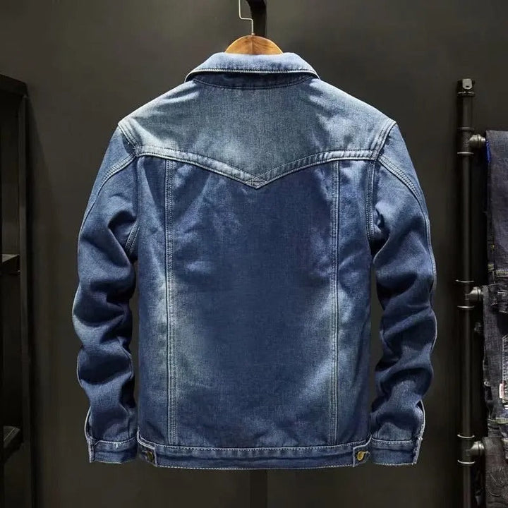 Herrjeansjacka i klassisk design, varmt fodrad & stilren. Skyddar mot vind under kalla höst- och vinterdagar.