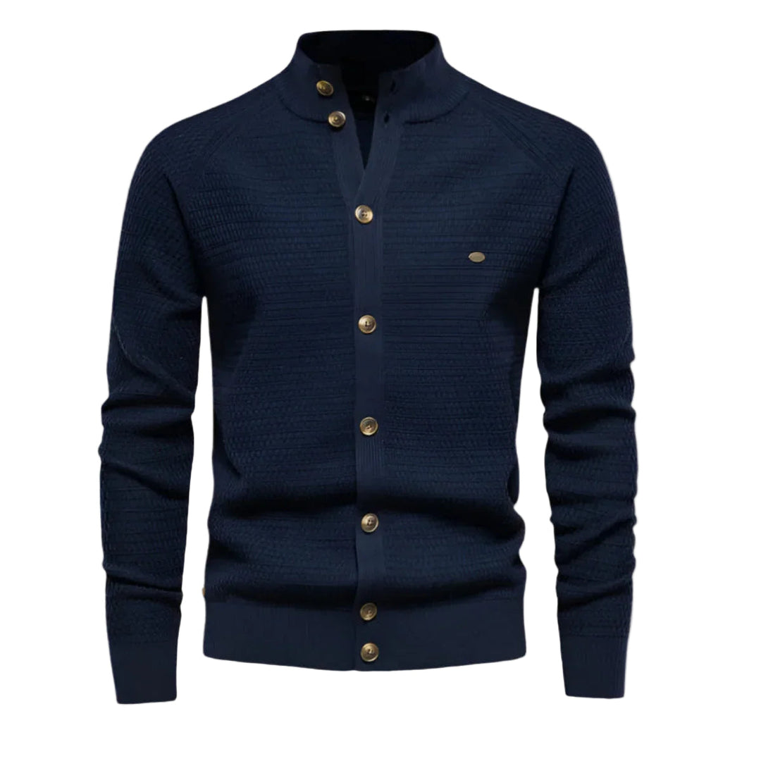 Klassisk herrkofta med knappdesign i stickat material. Perfekt för höstmode och vardagsstil.