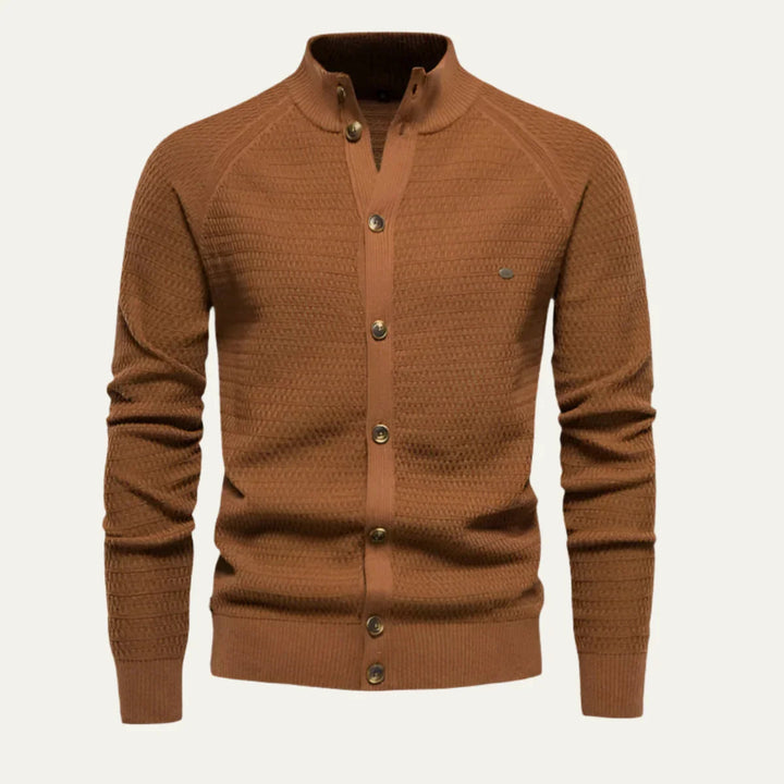 Detaljbild av stickad herrkofta med eleganta knappar. Stilren design för en tidlös look.