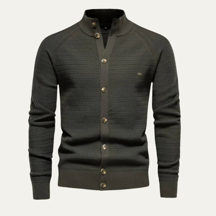 Höstmode: stilren stickad herrkofta med knappdesign. En tidlös och bekväm herrtröja för kalla dagar.