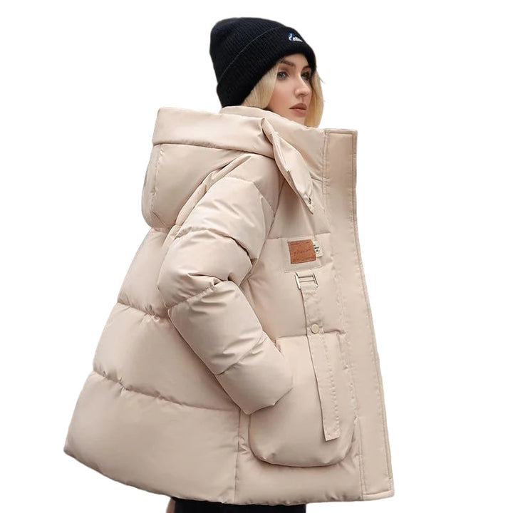Klassisk lång damvinterjacka i varm polyester-bomull. Elegant ytterplagg för kalla dagar.