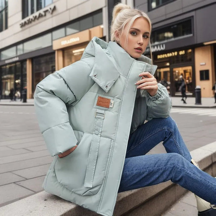 Klassisk lång damjacka för vinter. Elegant design i varm polyester-bomull, perfekt ytterplagg för kvinnors mode.