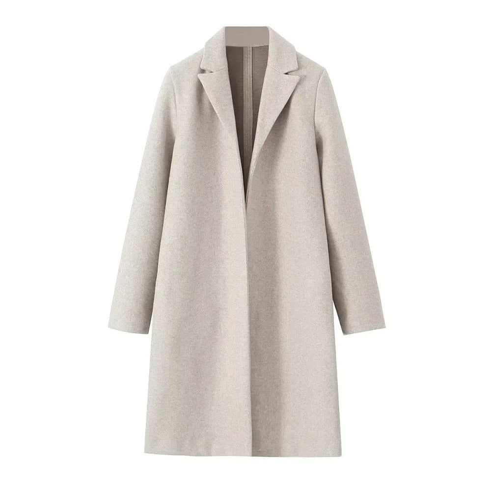 Beige klassisk trenchcoat-stil damkappa, rak passform. Tidlös vårkappa och höstmode, elegant ytterplagg för kvinnor.