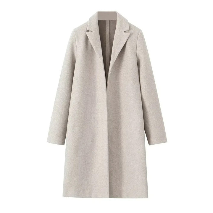 Beige klassisk trenchcoat-stil damkappa, rak passform. Tidlös vårkappa och höstmode, elegant ytterplagg för kvinnor.