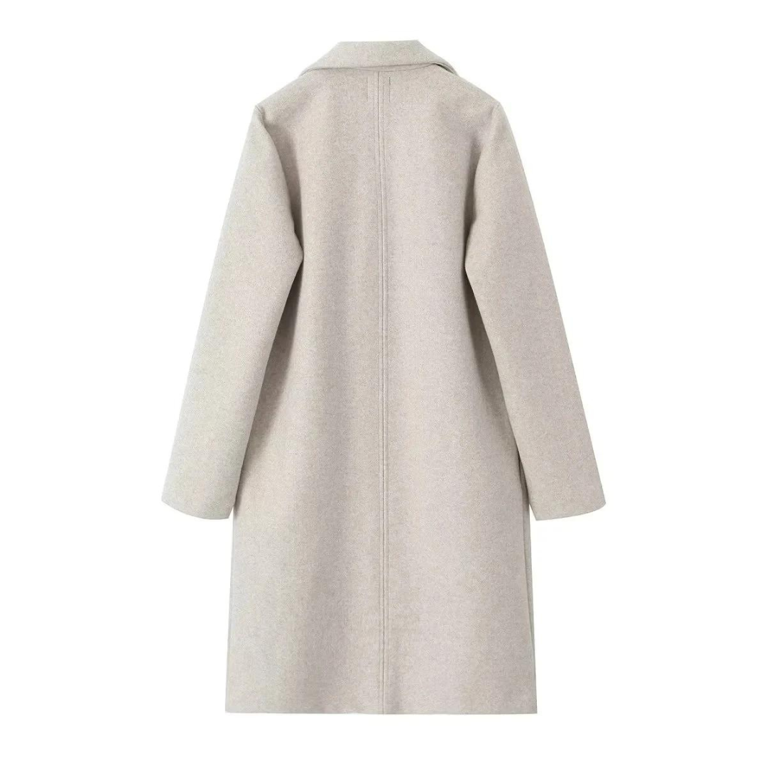 Svart stilren damkappa, klassisk rak modell. Mångsidigt ytterplagg för kvinnor, elegant för vintermode och vardag.