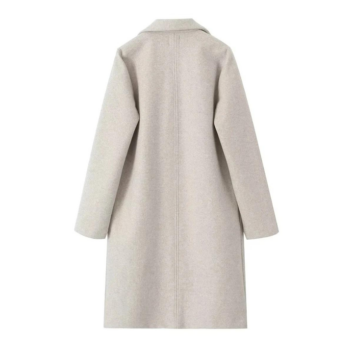 Svart stilren damkappa, klassisk rak modell. Mångsidigt ytterplagg för kvinnor, elegant för vintermode och vardag.