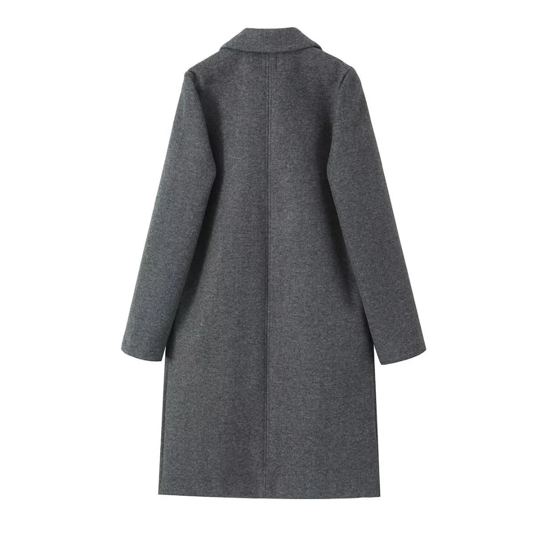 Rak stilren damkappa i mjuk ullblandning. Klassisk passform som tidlöst ytterplagg för kvinnors höst- och vårmode.