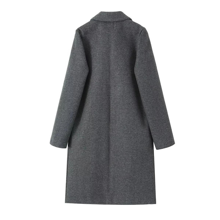 Rak stilren damkappa i mjuk ullblandning. Klassisk passform som tidlöst ytterplagg för kvinnors höst- och vårmode.