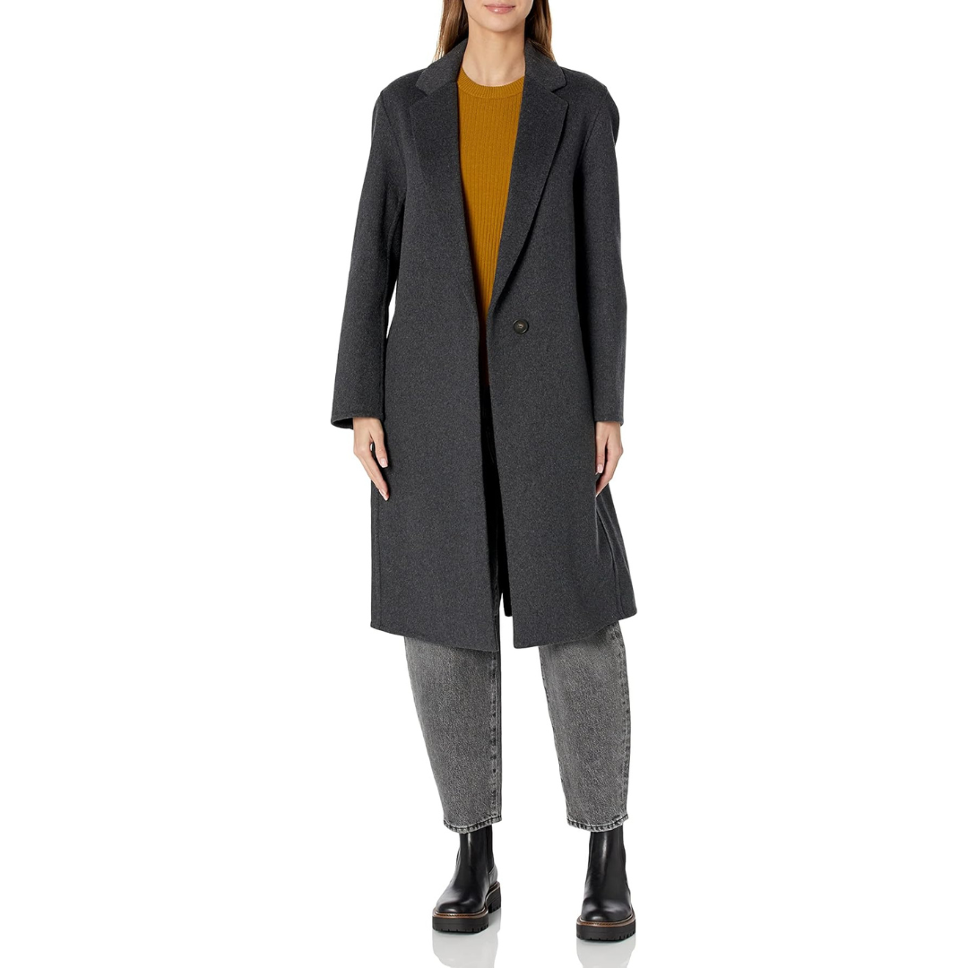 Öppen klassisk rak damkappa med eleganta slag. Stilrent ytterplagg som vårkappa och höstmode för den moderna kvinnan.