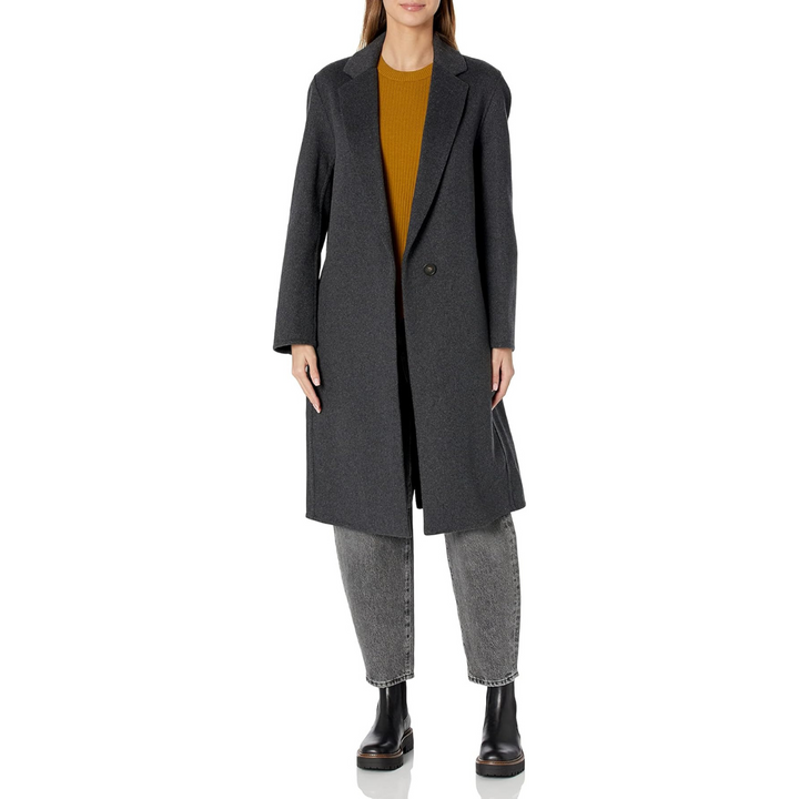 Öppen klassisk rak damkappa med eleganta slag. Stilrent ytterplagg som vårkappa och höstmode för den moderna kvinnan.