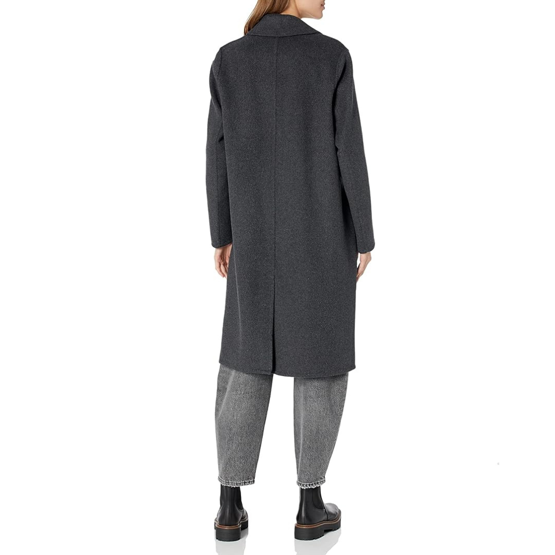 Elegant kvinnors klassiska kappa, rak modell som tidlöst mode. Ett stilrent ytterplagg för höst, vinter och vår. Lyxig damkappa.