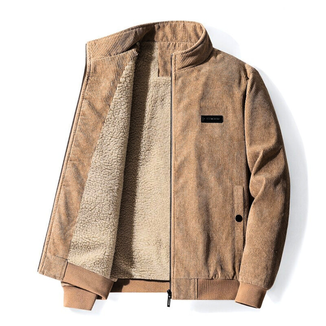Man bär en elegant retro herrjacka. En varm och tidlös modejacka, perfekt som vinterjacka eller höstjacka.