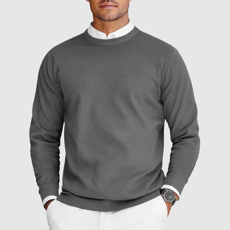 Man i en bekväm rundhalsad herrtröja, perfekt vardagslook. Klassisk & mångsidig stil.