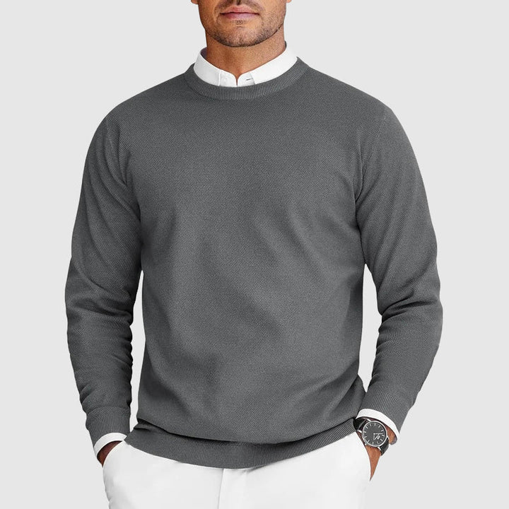 Man i en bekväm rundhalsad herrtröja, perfekt vardagslook. Klassisk & mångsidig stil.