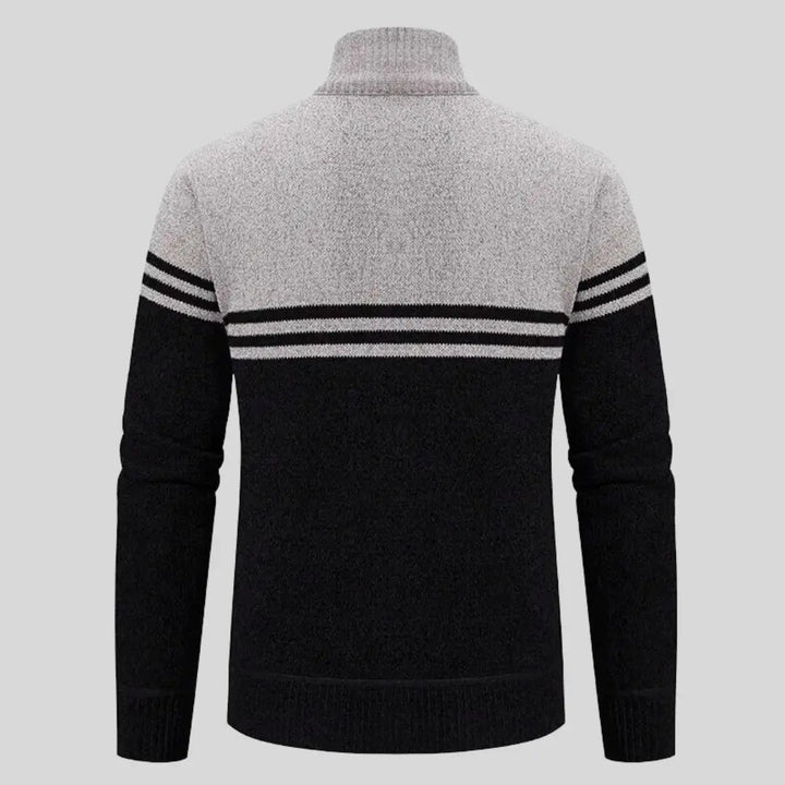 Minimalistisk herrtröja, klassisk rundhals. Bekväm och mångsidig för modern herrmode.